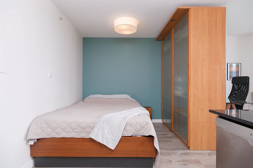 1703 63 Keefer Place