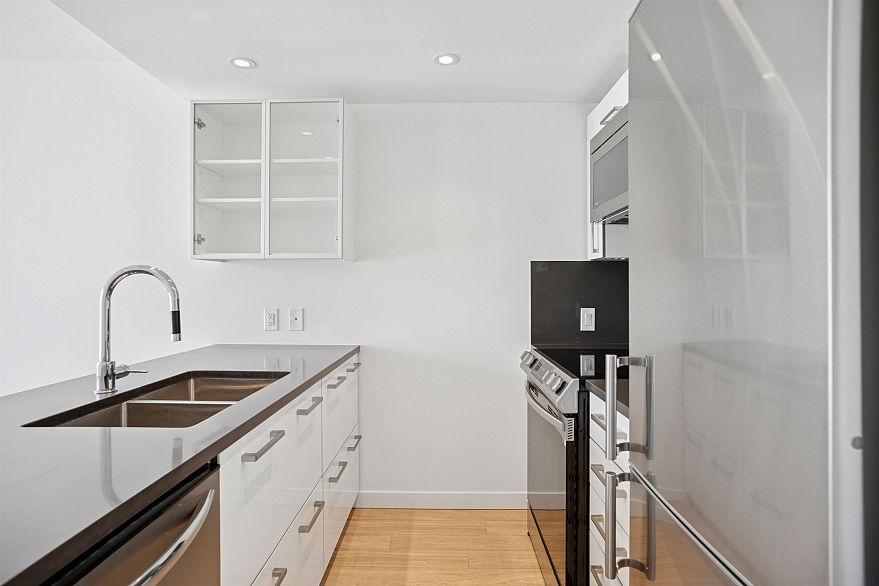 554 955 E Hastings Street