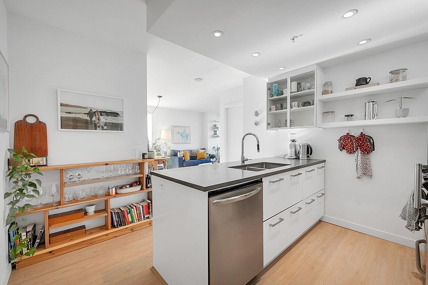 302 933 E Hastings Street