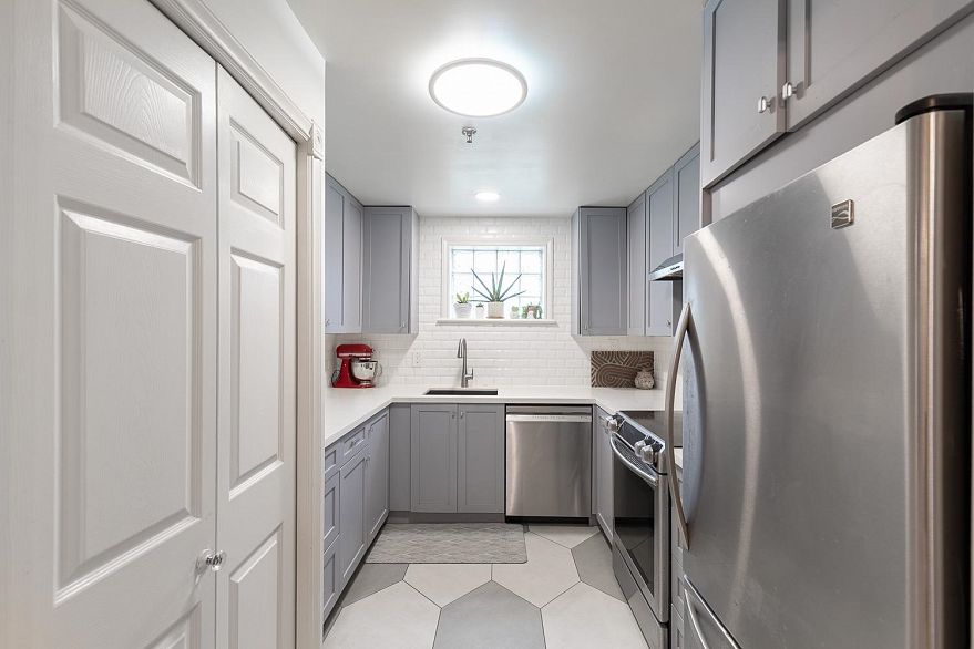 1 451 E Pender Street