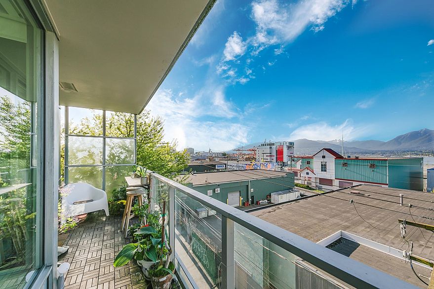 302 933 E Hastings Street