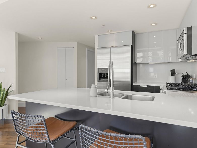 1505 1205 W Hastings Street