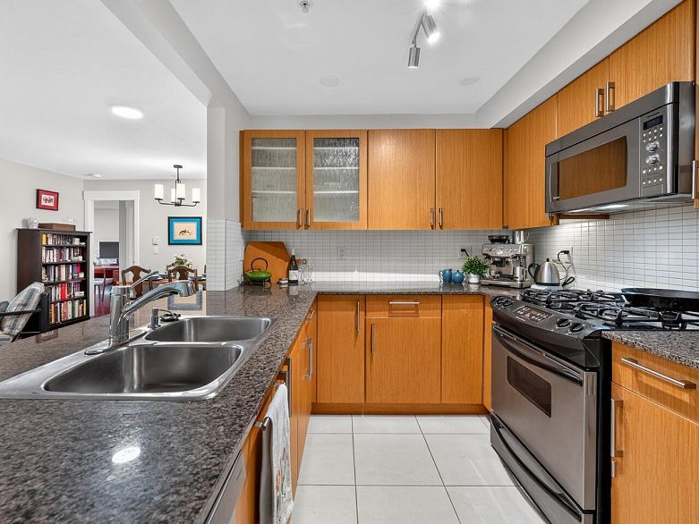 206 2096 W 46th Avenue