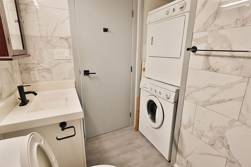 1603 939 Homer Street