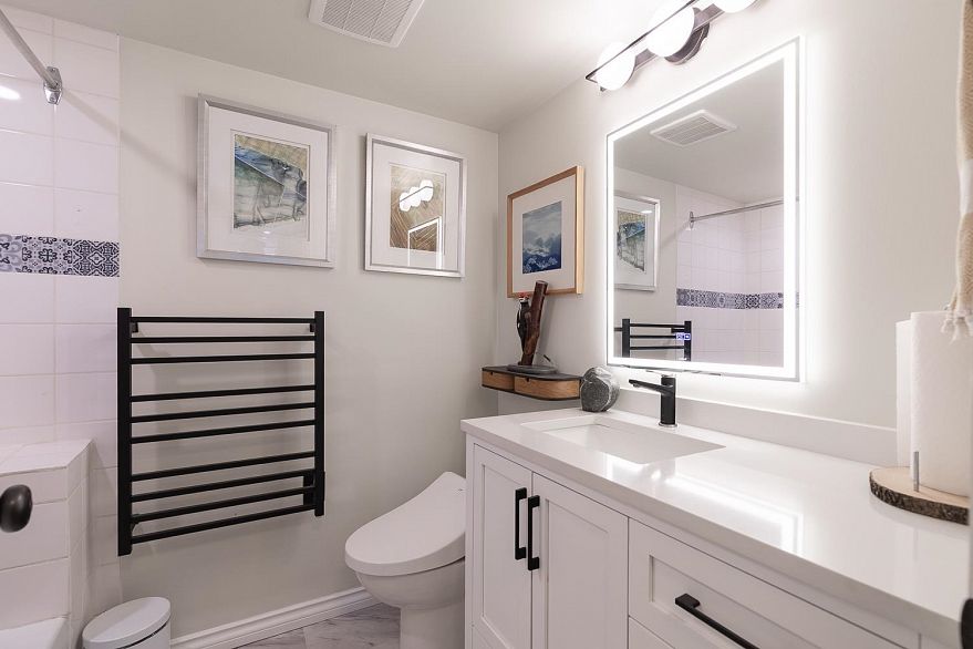 1 451 E Pender Street