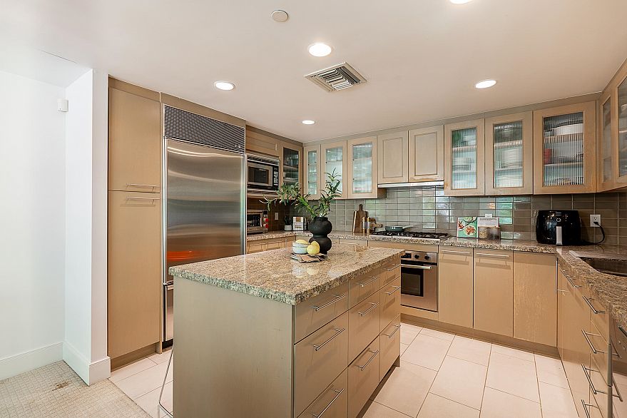 TH9 1650 Bayshore Drive