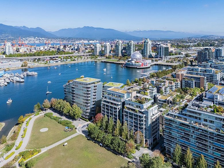 302 1616 Columbia Street