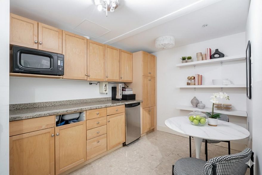 TH9 1650 Bayshore Drive