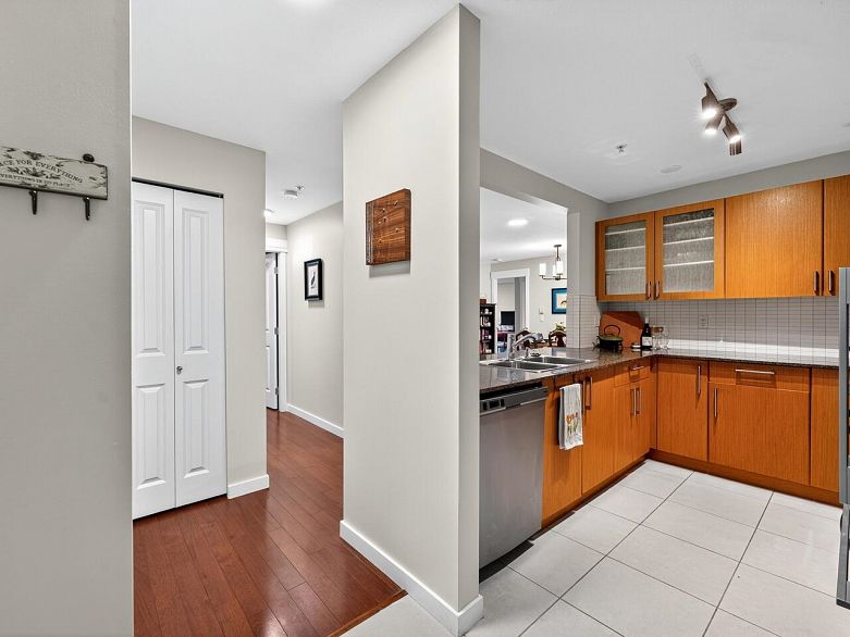 206 2096 W 46th Avenue