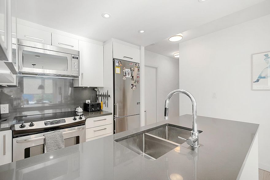 302 933 E Hastings Street