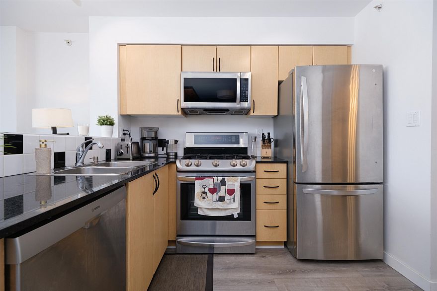 1703 63 Keefer Place