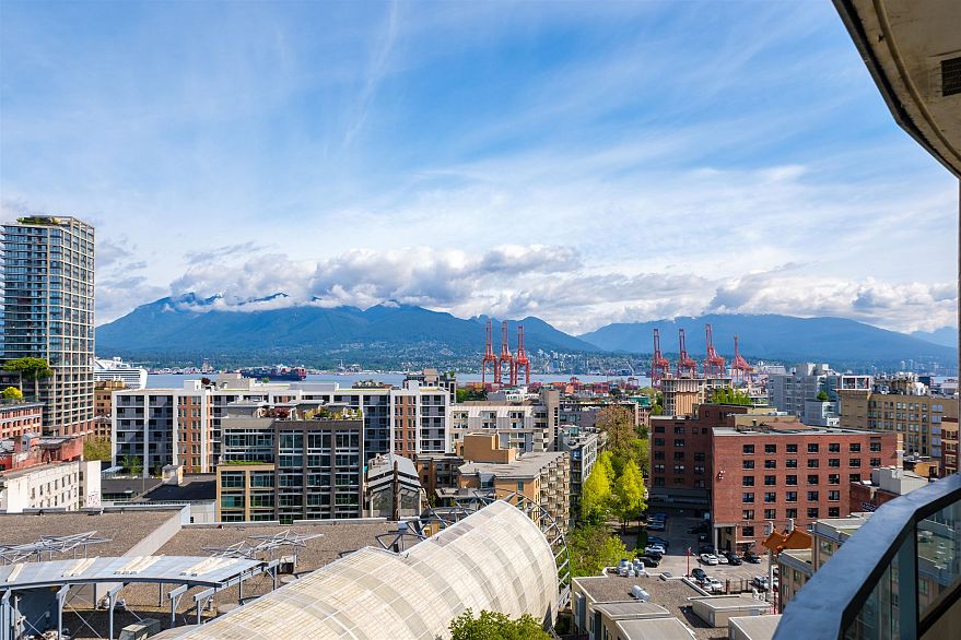 1703 63 Keefer Place