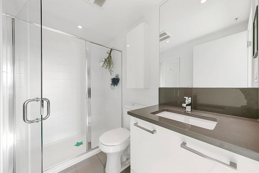 302 933 E Hastings Street