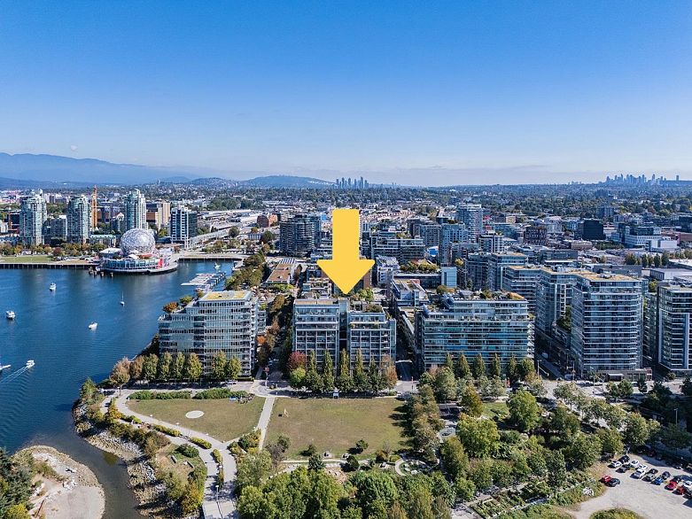 302 1616 Columbia Street