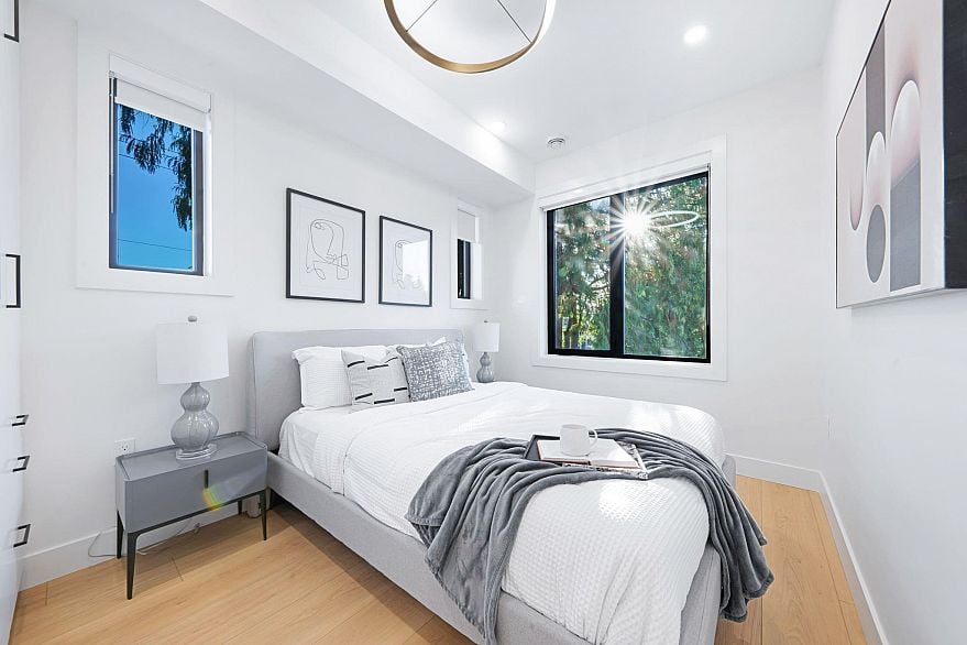 2 1233 E 37th Avenue