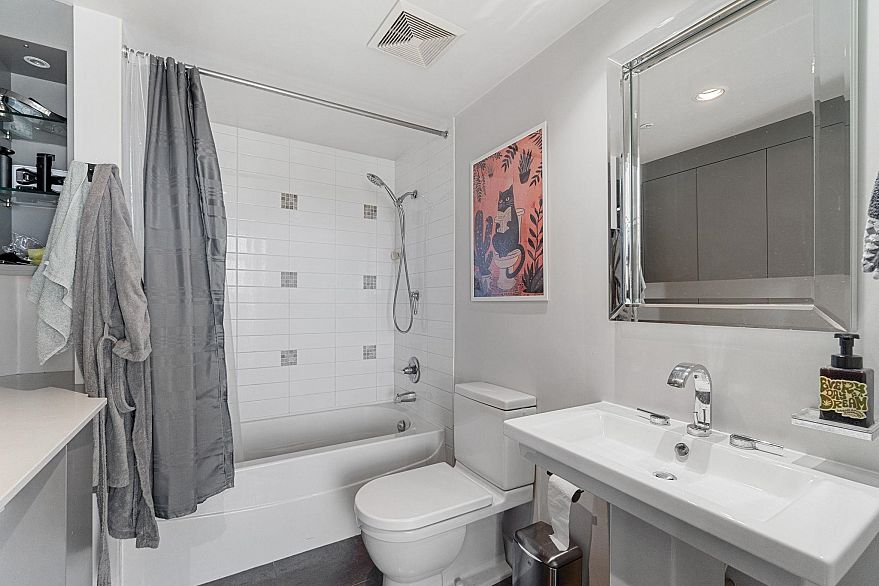 654 1483 E King Edward Avenue