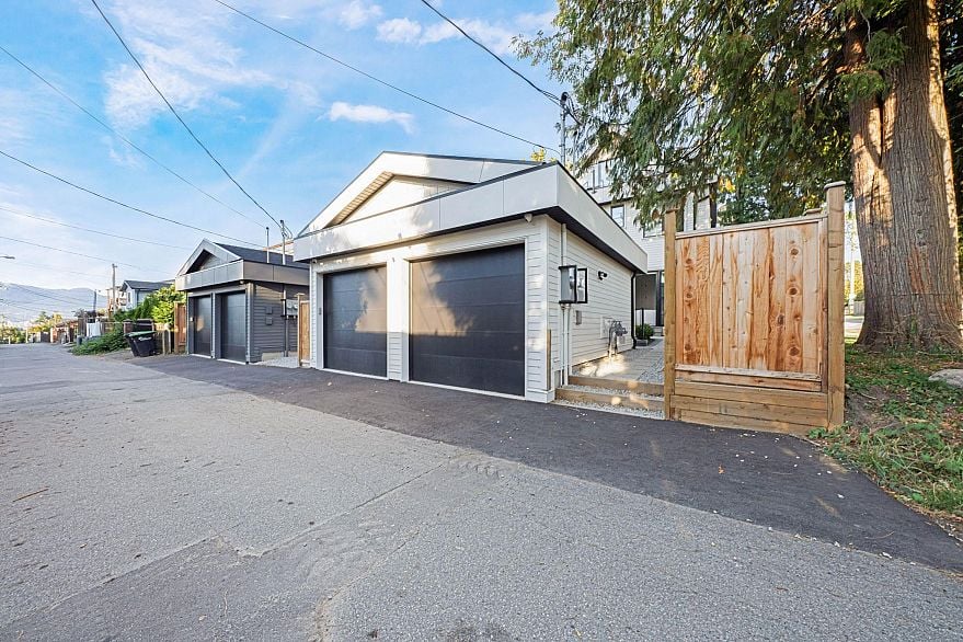 2 1233 E 37th Avenue