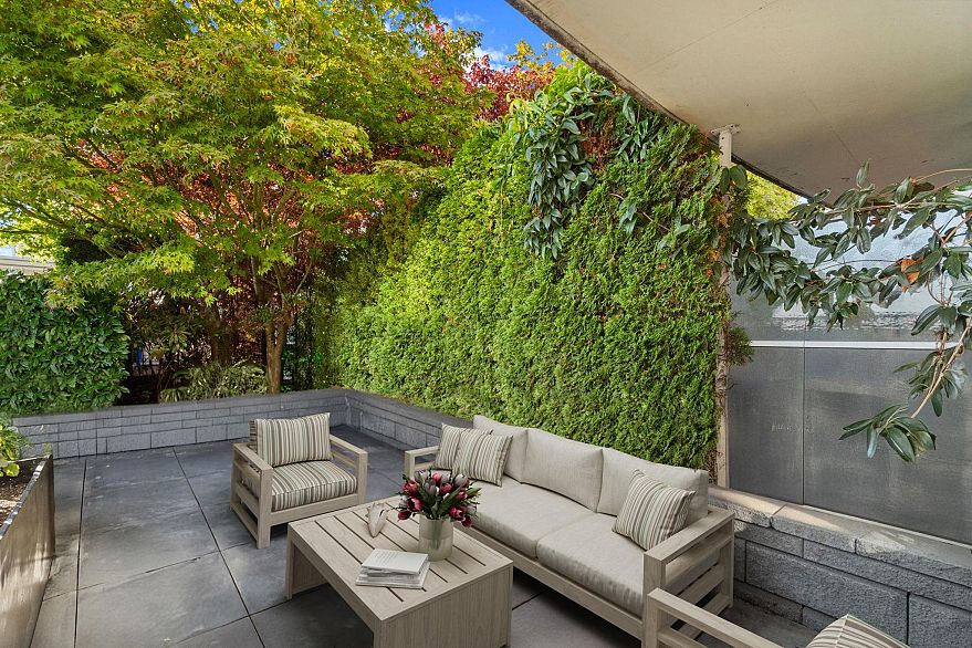 654 1483 E King Edward Avenue