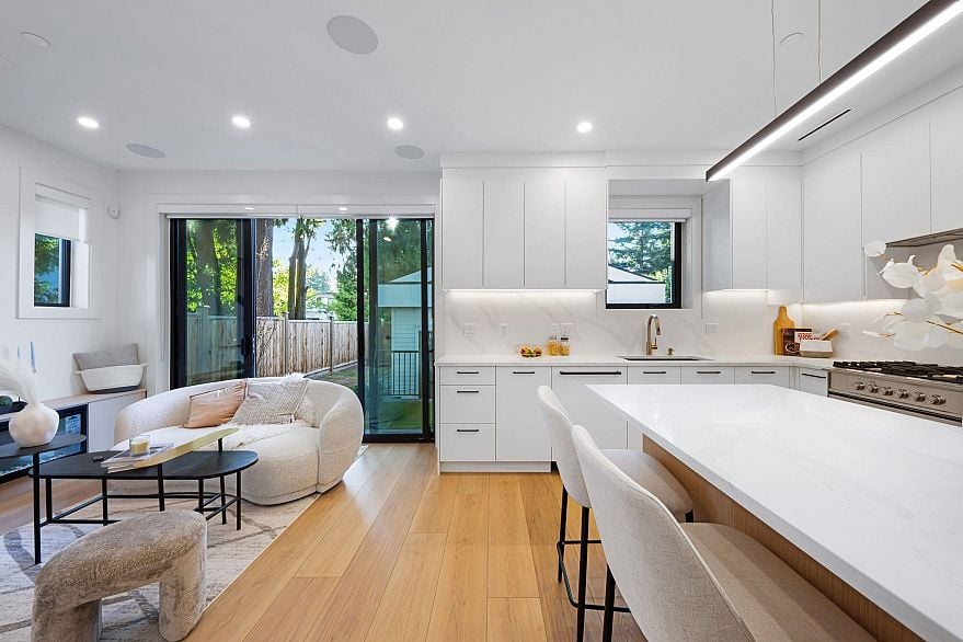 2 1233 E 37th Avenue