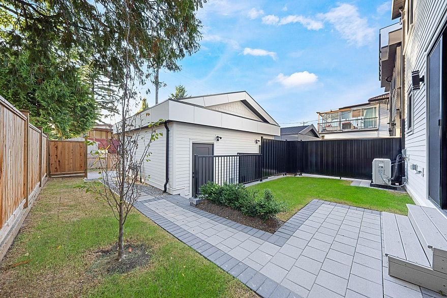 2 1233 E 37th Avenue