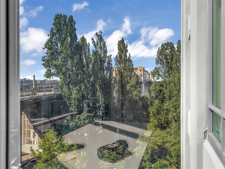 701 1005 Beach Avenue