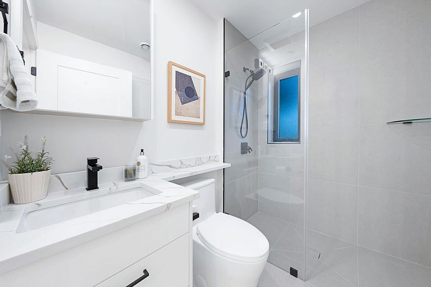 2 1233 E 37th Avenue