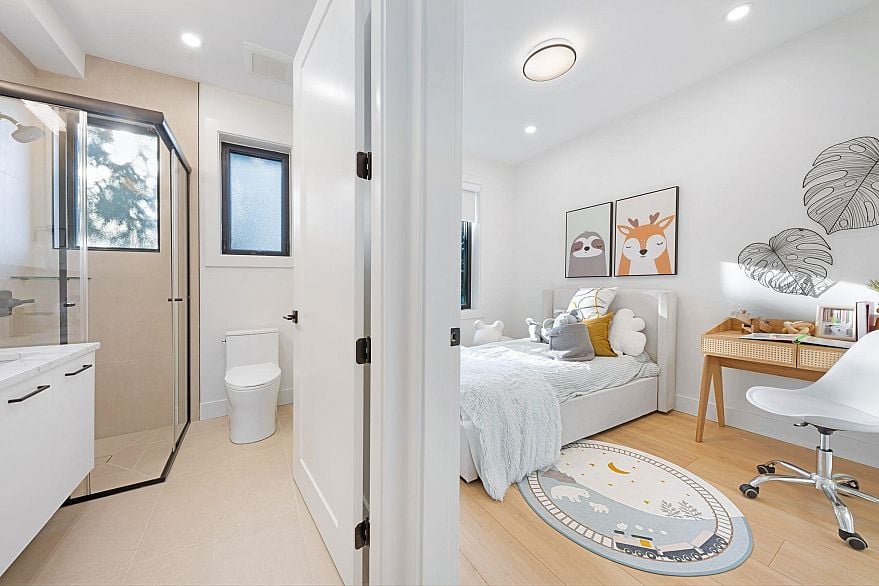 2 1233 E 37th Avenue