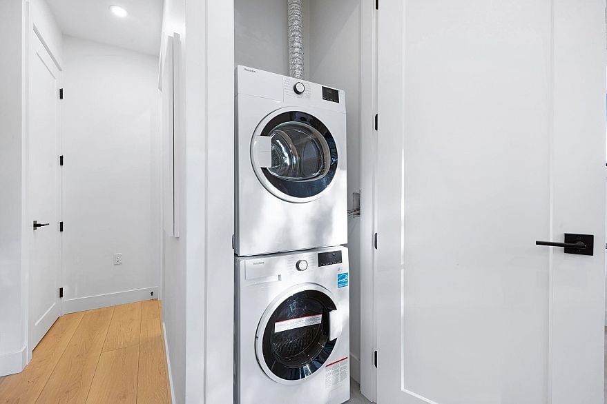 2 1233 E 37th Avenue