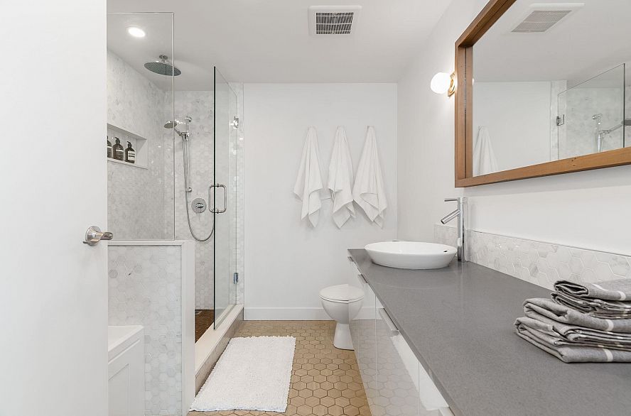 2705 108 W Cordova Street