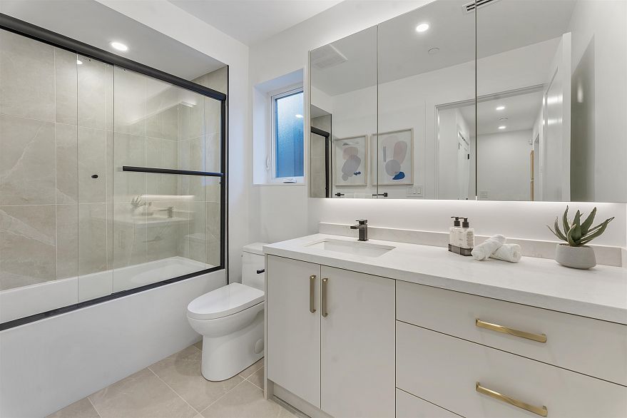 1 2138 W 48th Avenue