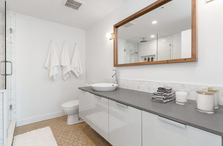 2705 108 W Cordova Street