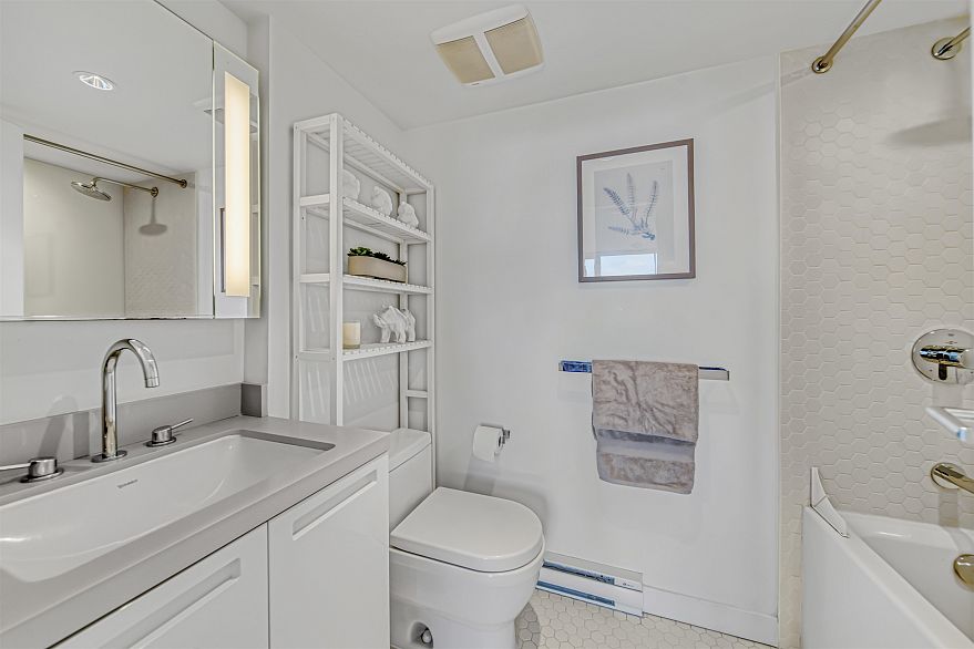 PH7 188 Keefer Street