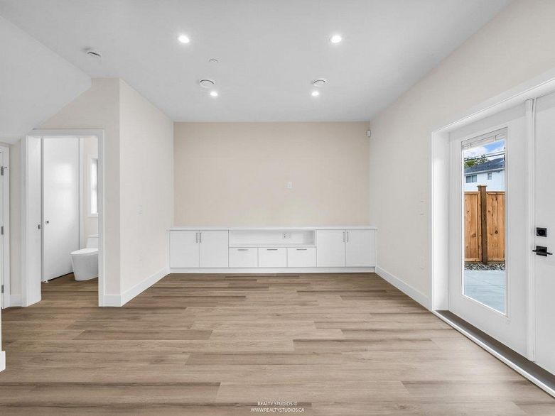 2 4257 Knight Street