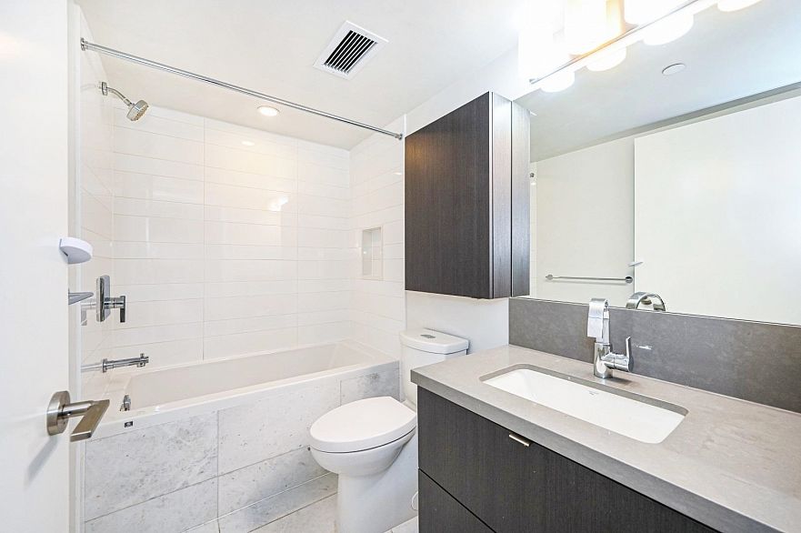 1402 8189 Cambie Street