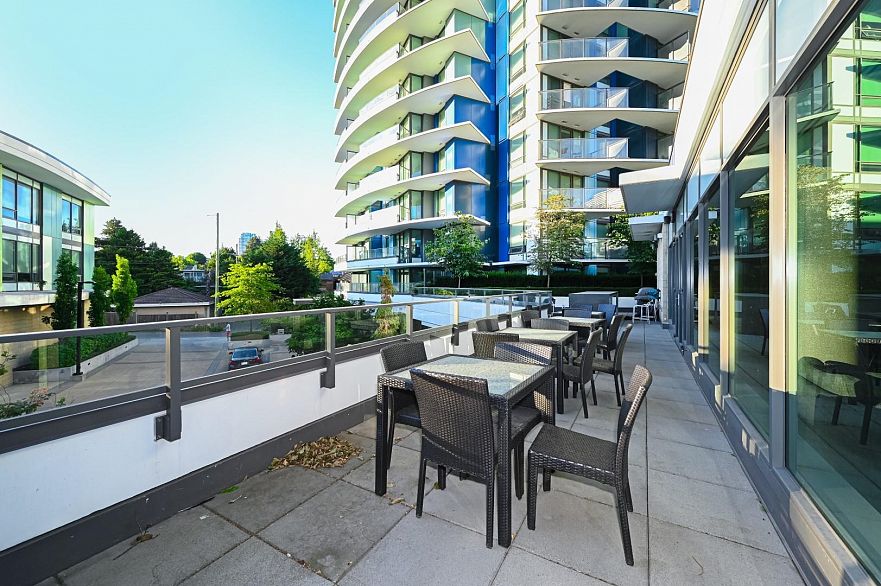 1402 8189 Cambie Street