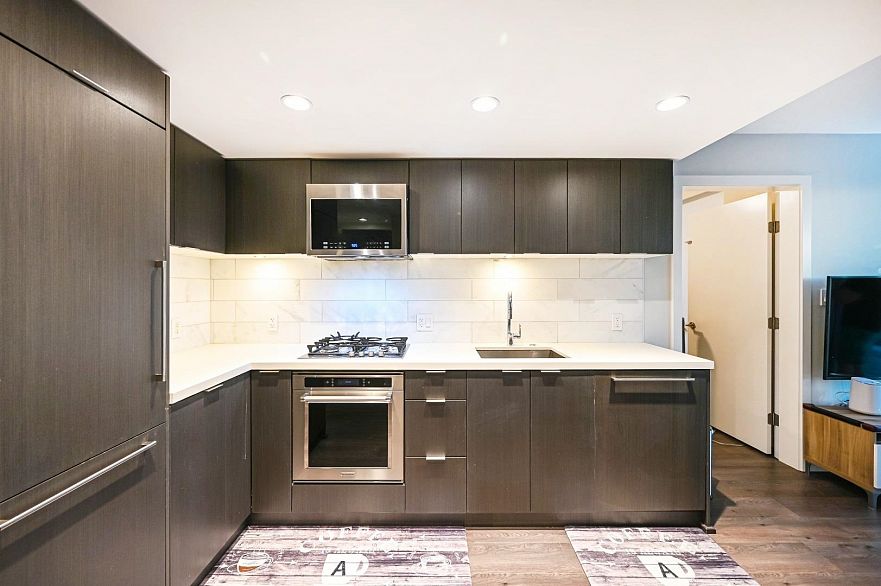 1402 8189 Cambie Street