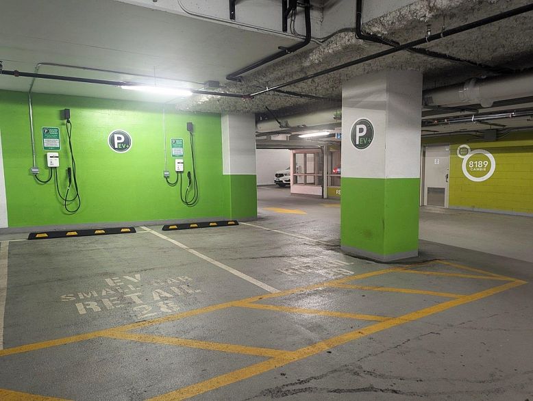 1402 8189 Cambie Street