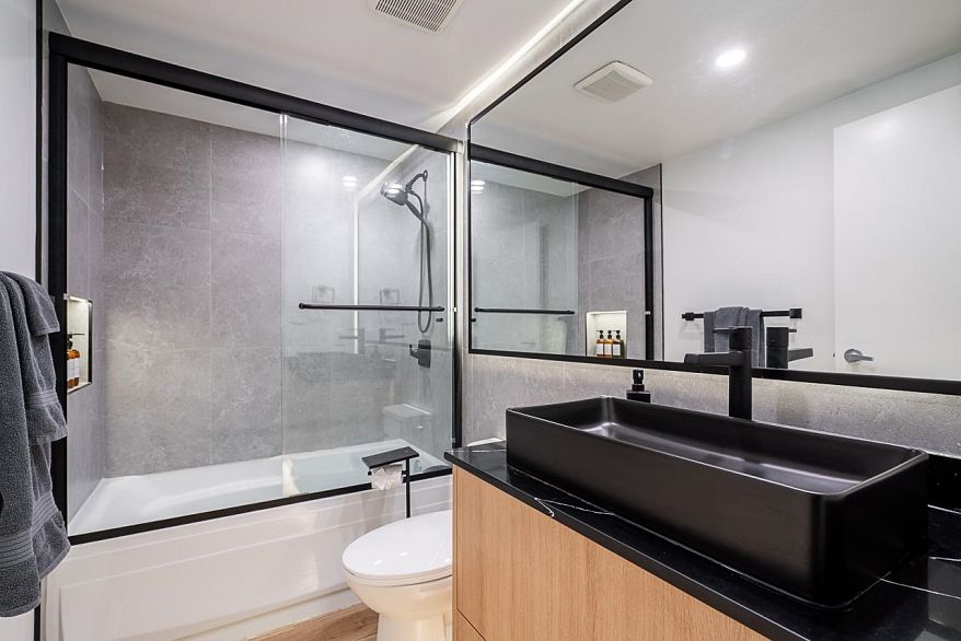 1201 1050 Burrard Street