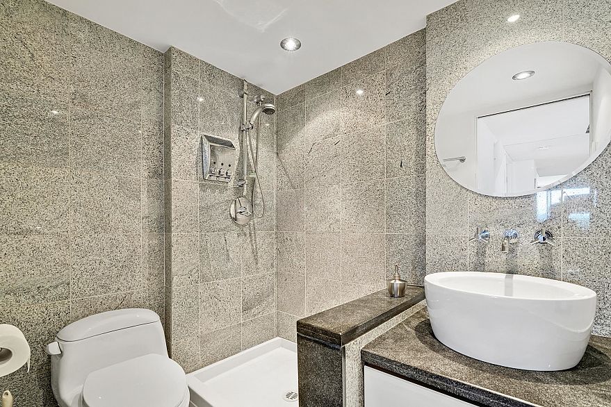 1201 2077 Nelson Street