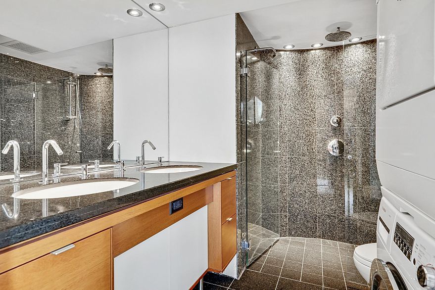 1201 2077 Nelson Street