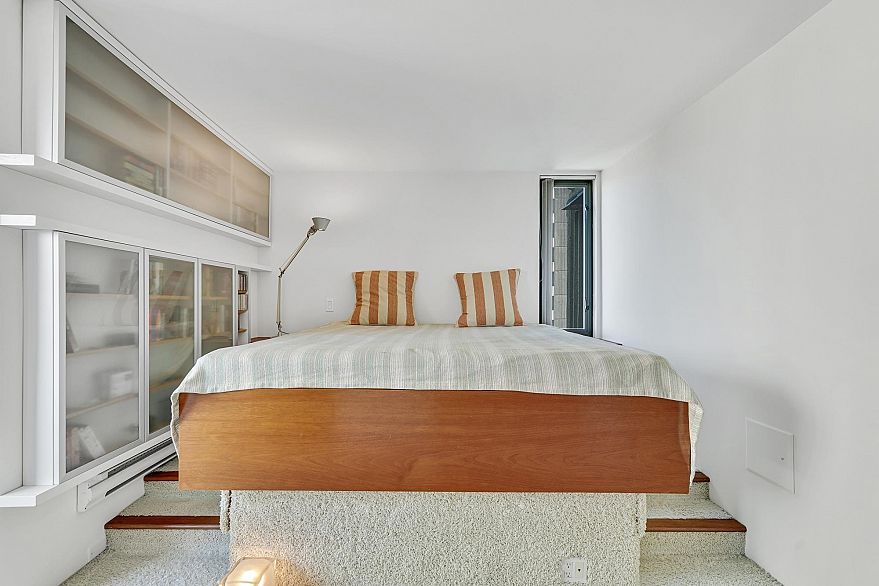 1201 2077 Nelson Street