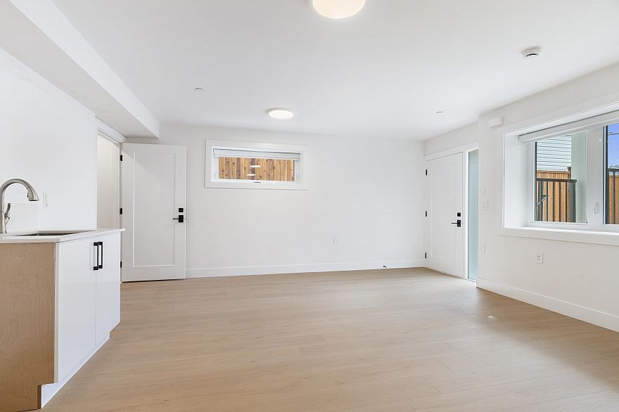 2 4257 Beatrice Street