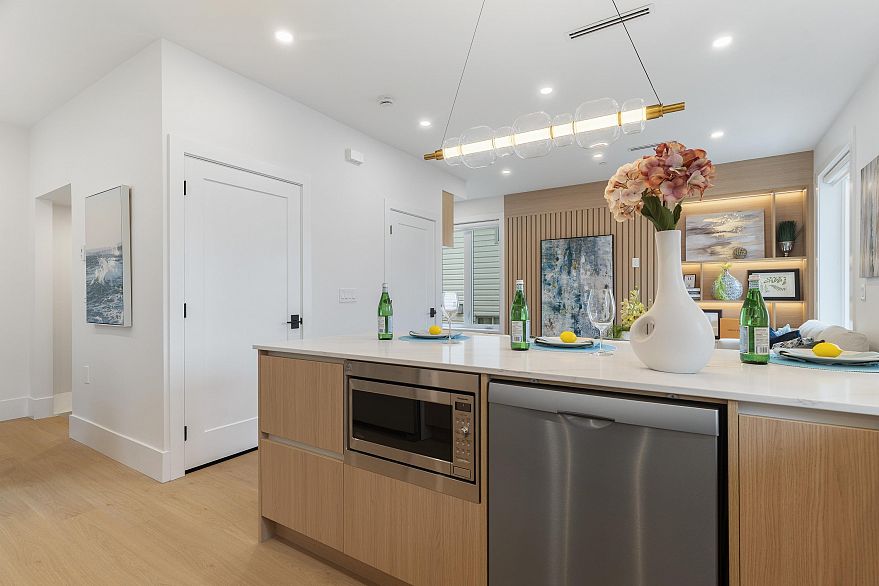 2 4257 Beatrice Street