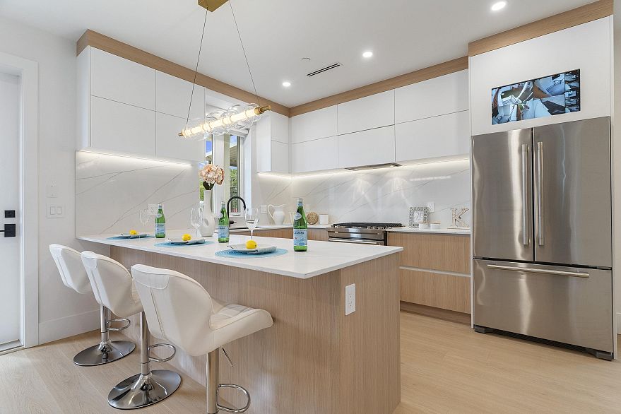 2 4257 Beatrice Street