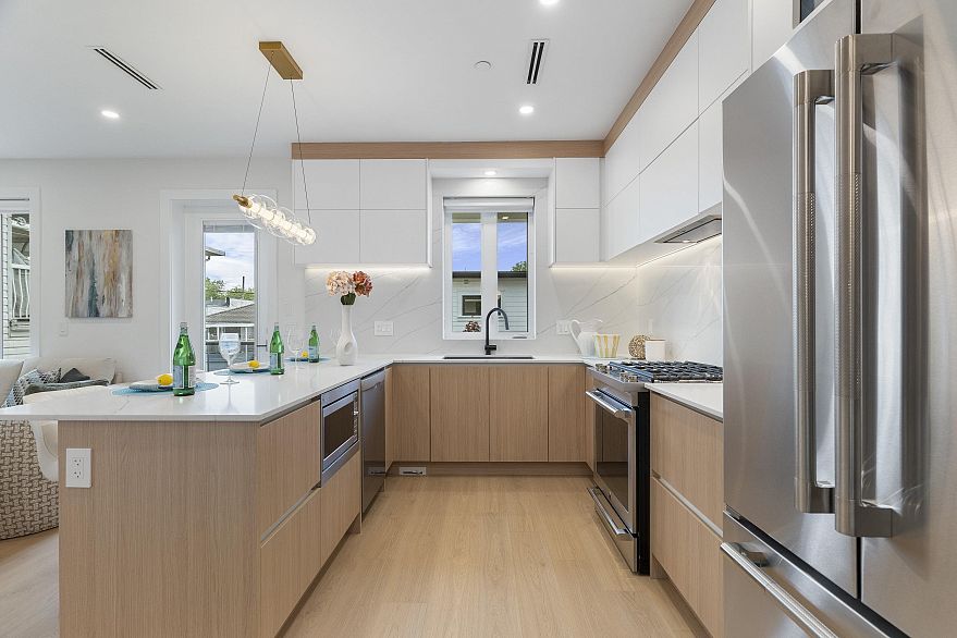 2 4257 Beatrice Street