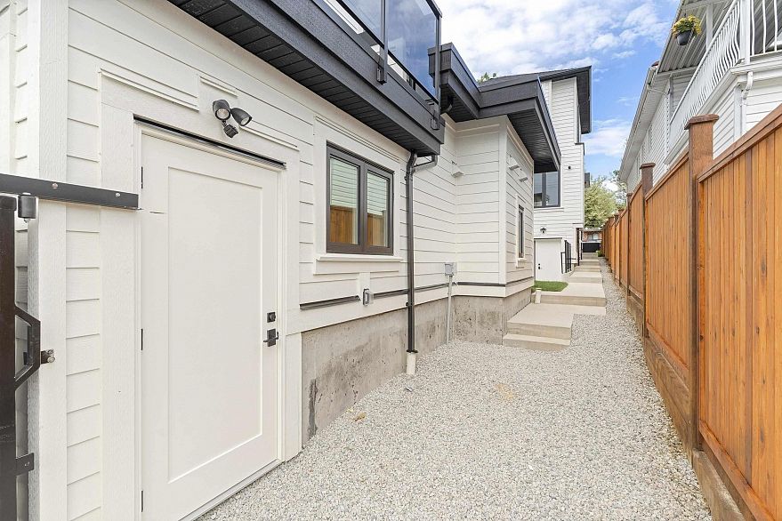 2 4257 Beatrice Street