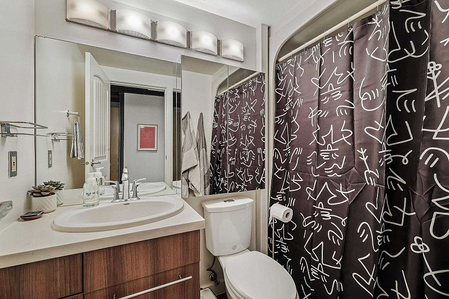 115 237 E 4th Avenue