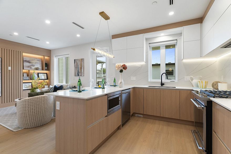 2 4257 Beatrice Street