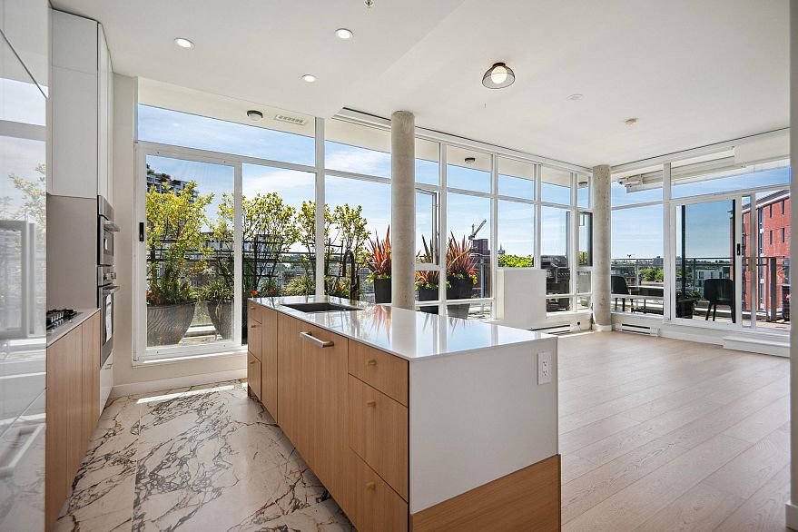 PH4 2321 Scotia Street