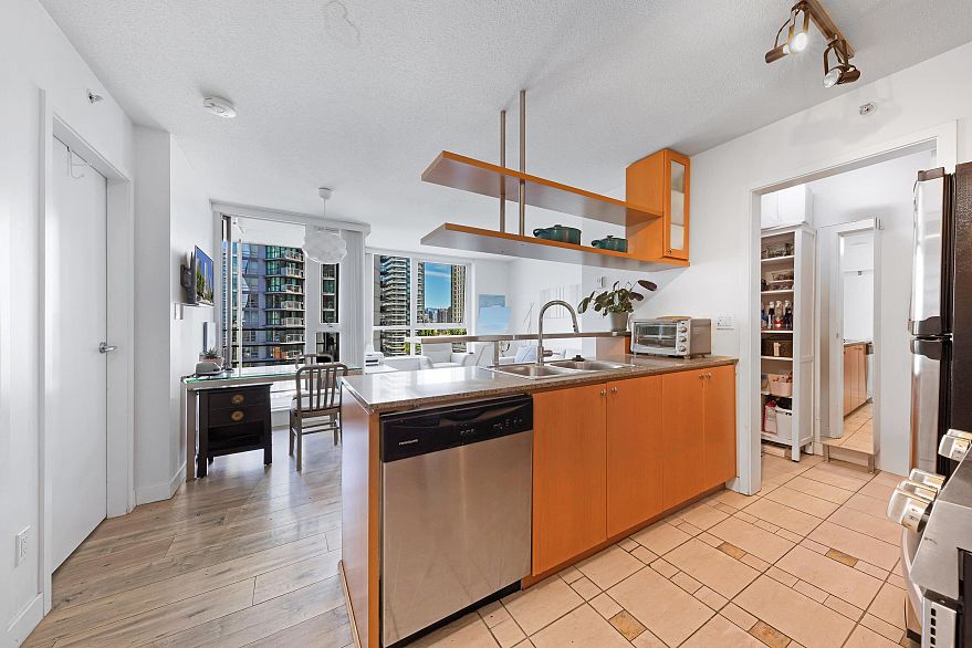 1607 1495 Richard Street